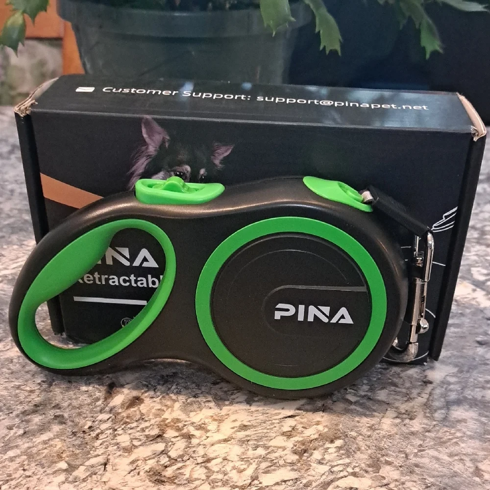 Pina Black and Green  Retractable Dog  Leash And Ecessaries - Picture 3 of 6